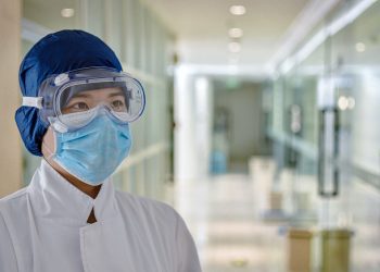 COVID-19: Experts From Spain Doubt Herd Immunity 13 Doctor wearing mask and COVID-19 gear