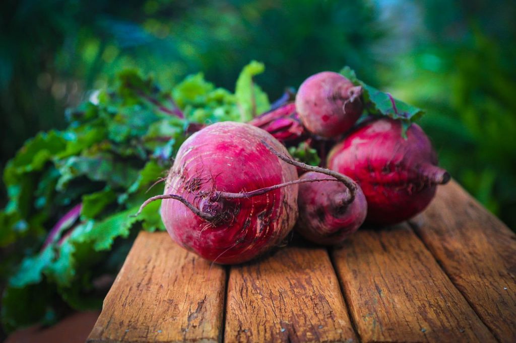 A photo of Beet fruit placed on a wooden table